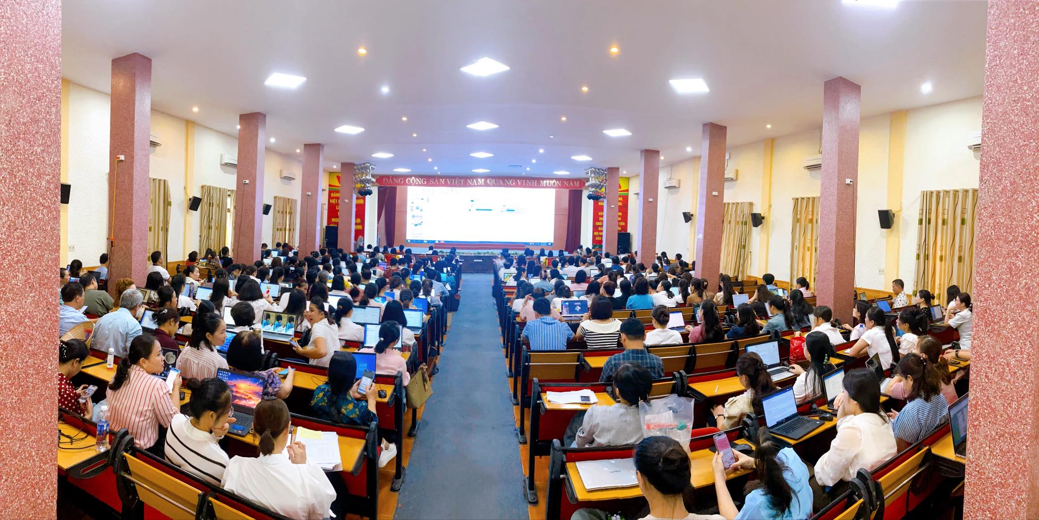 NAU TẬP HUẤN “ỨNG DỤNG TRÍ TUỆ NHÂN TẠO (AI) VÀ HỆ SINH THÁI SỐ” CHO CÁN BỘ, GIẢNG VIÊN – HƯỚNG TỚI NÂNG CAO HIỆU QUẢ CÔNG VIỆC GIẢNG DẠY, NGHIÊN CỨU KHOA HỌC